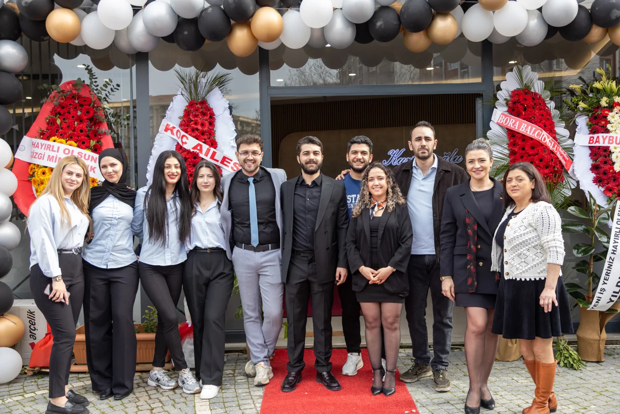 Açılış günü — klinik ekibi girişte, çelenkler ve balonlarla
