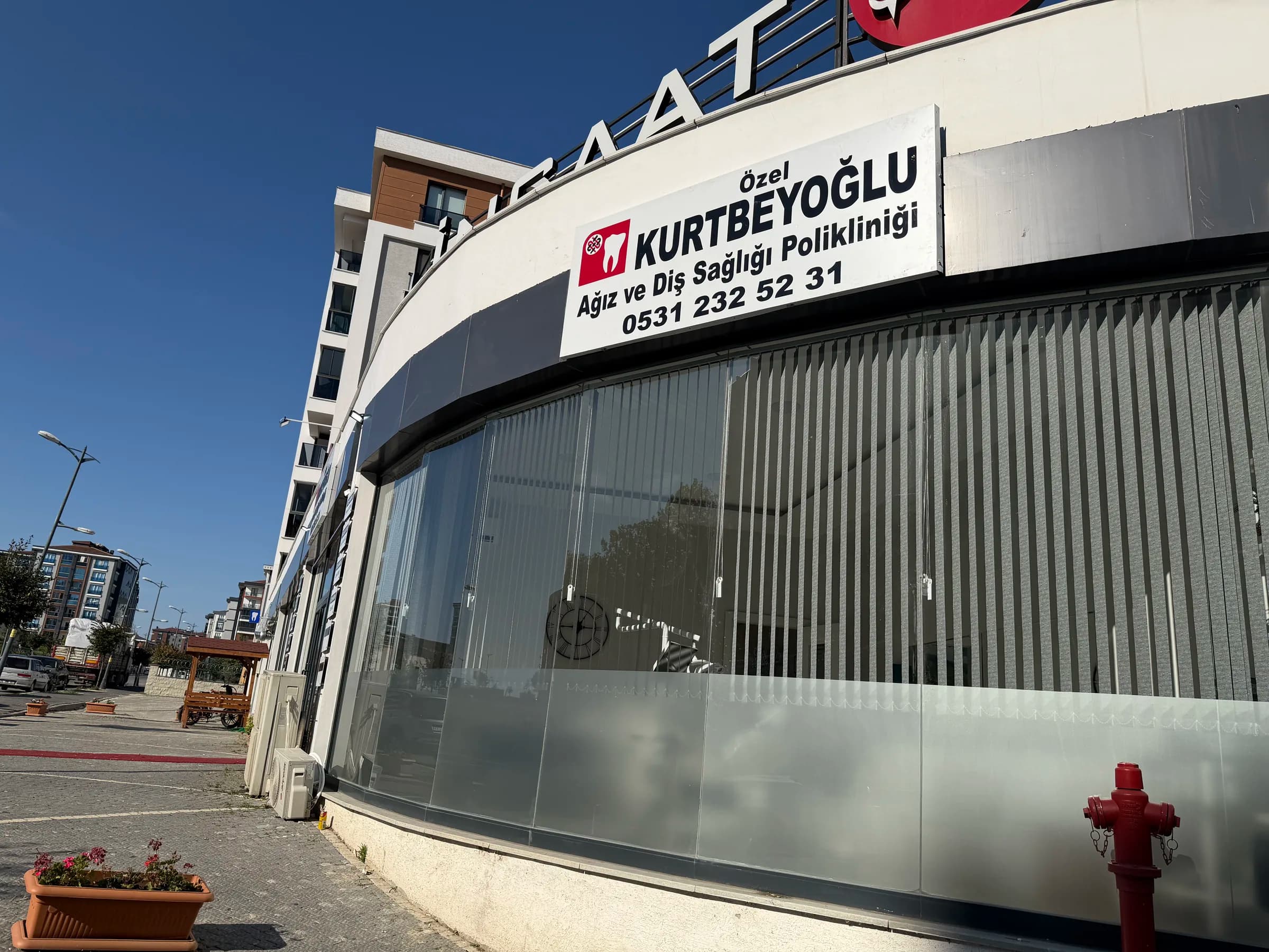 Kurtbeyoğlu Ağız ve Diş Sağlığı Polikliniği'nin köşe cephesi