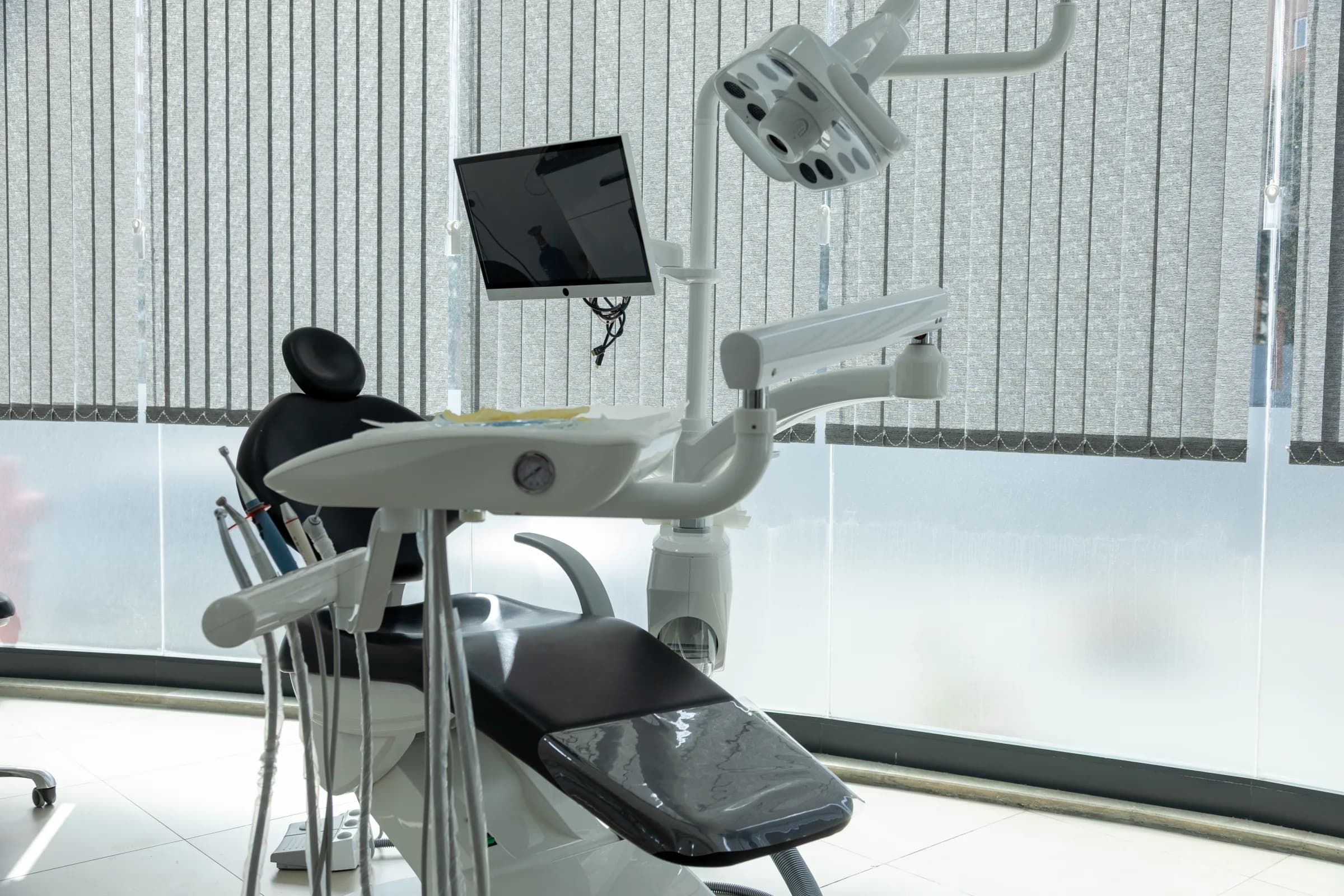 Tedavi odası — modern dental ünit ve dış pencere ışığı