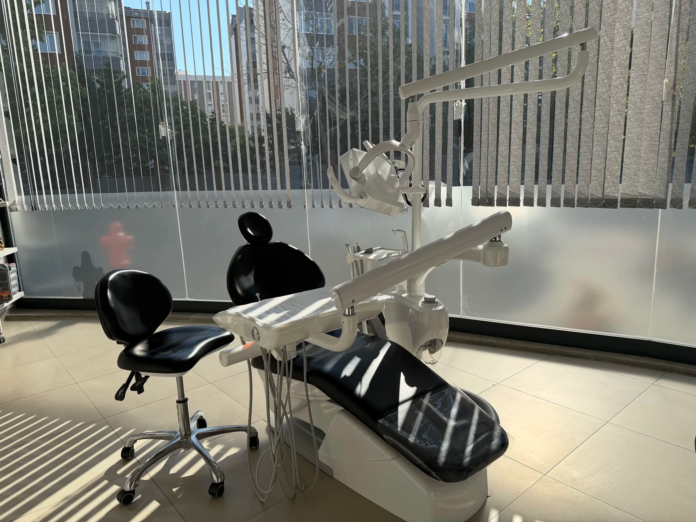 Tedavi odası — modern dental ünit ve geniş pencere